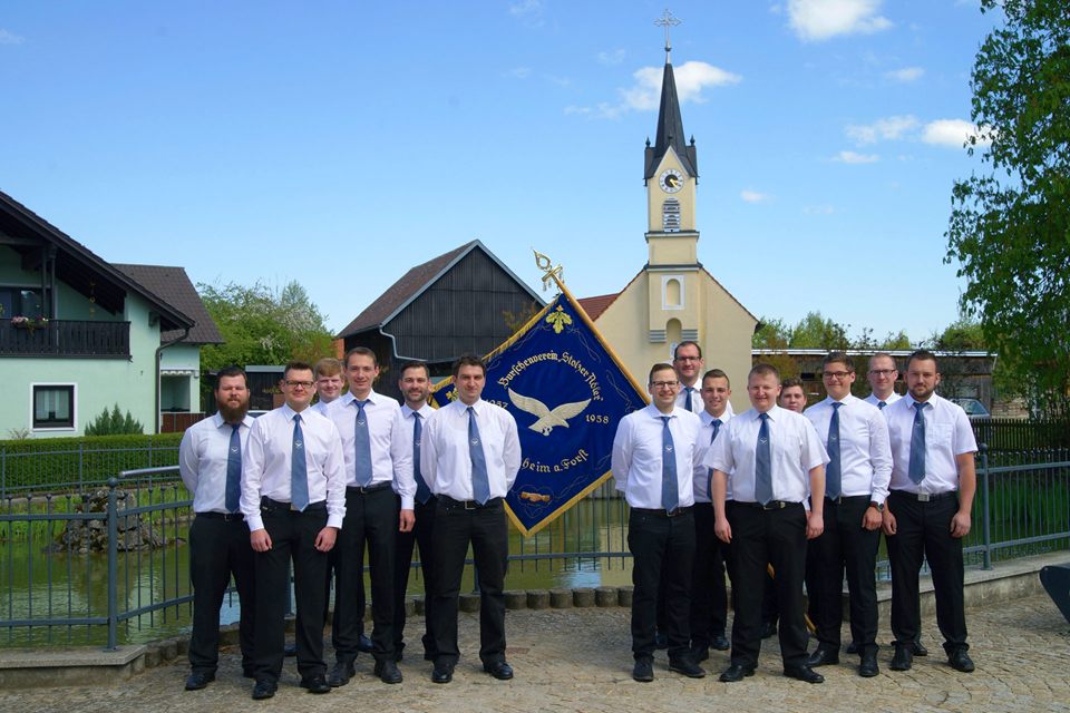 Festausschuss 2017 mit Vereinsfahne vor der Kirche in Holzheim am Forst