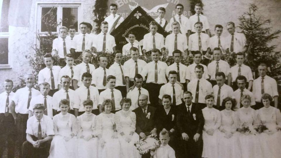 Historisches Schwarz-Weiß-Gruppenfoto der Vereinsgründer beim Gründungsfest 1958