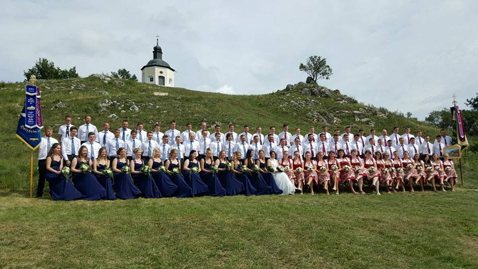 Großes Gruppenfoto 2017 auf der Wiese vor der Blümlbergkirche in Holzheim am Forst