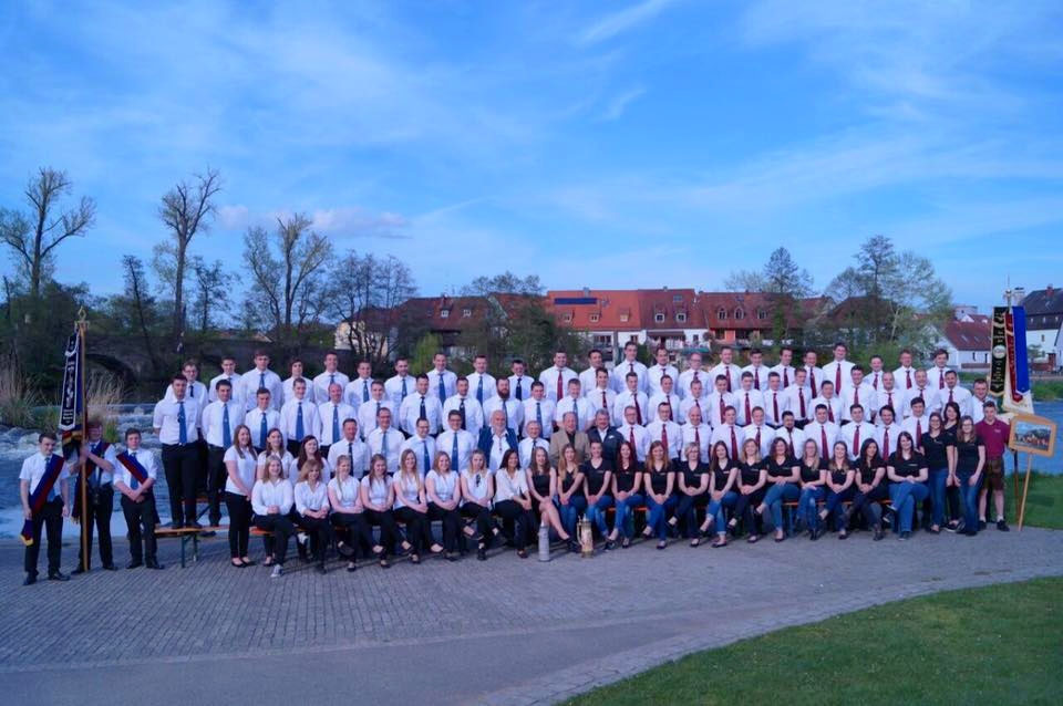 Gruppenfoto des BV „Stolzer Adler" Holzheim mit dem Patenverein Burschenverein „Naabtal" Kallmünz